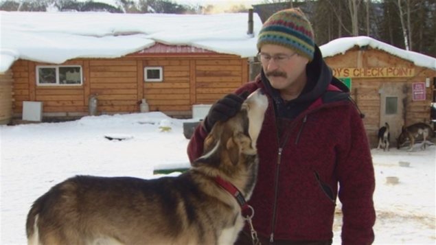 Février 2009 : Newton Marshall mène ses chiens sur la rivière Takhini après avoir quitté Whitehorse, au Yukon, durant la Yukon Quest. (Carole Melville/Radio-Canada)