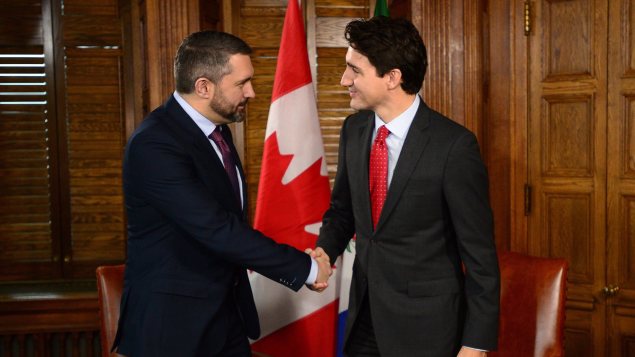 Le premier ministre du Yukon, Sandy Silver, serre la main de Justin Trudeau à Ottawa. (Sean Kilpatrick/La Presse Canadienne)