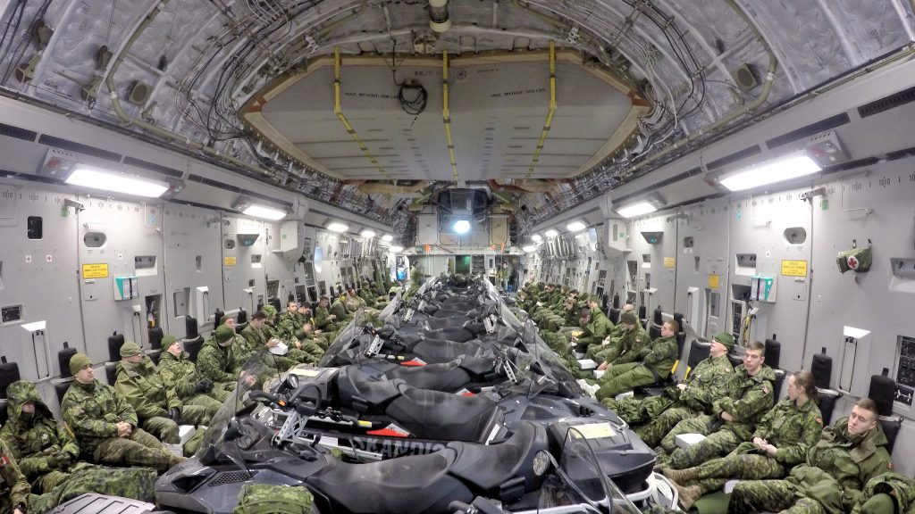 militaires-canadiens-debarquent-dans-grand-nord-1
