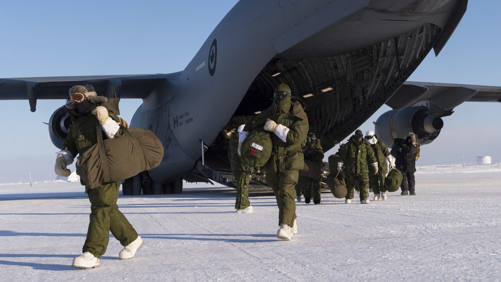 militaires-canadiens-debarquent-dans-grand-nord-2