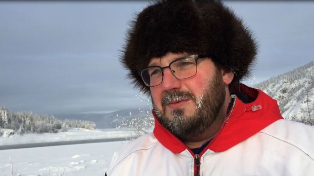 un-grand-detour-pour-traverser-la-glace-du-fleuve-yukon-a-dawson-2