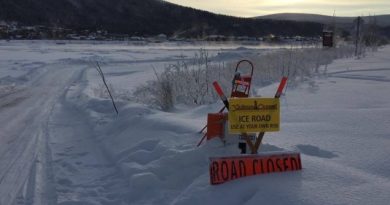 un-grand-detour-pour-traverser-la-glace-du-fleuve-yukon-a-dawson