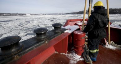 expedition-sur-brise-glace-pour-les-150-ans-du-canada