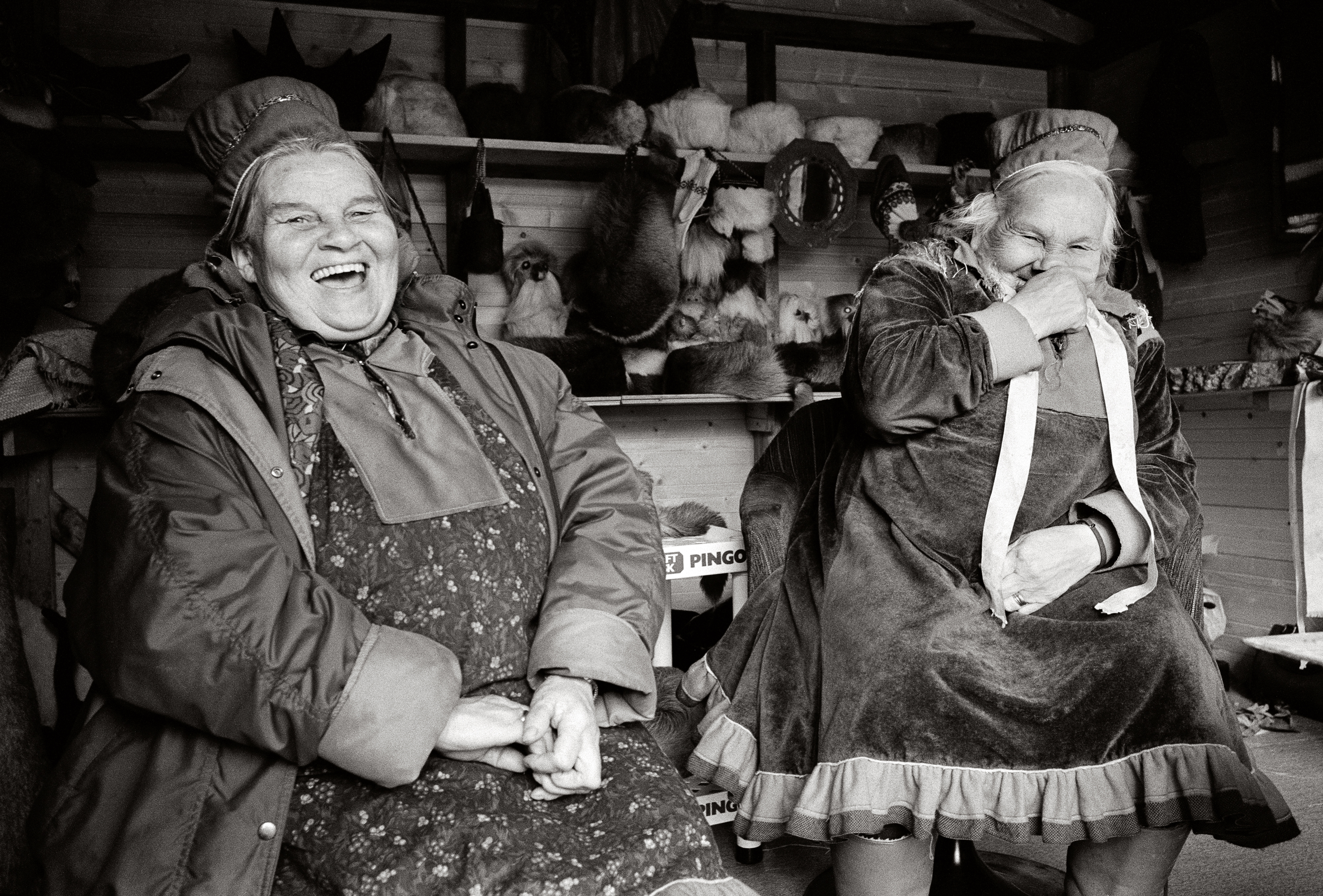 Les soeurs Marit et Inga Kemi  dans leur boutique souvenir. (Courtoisie de Fred Ivar Utsi Klemetsen)