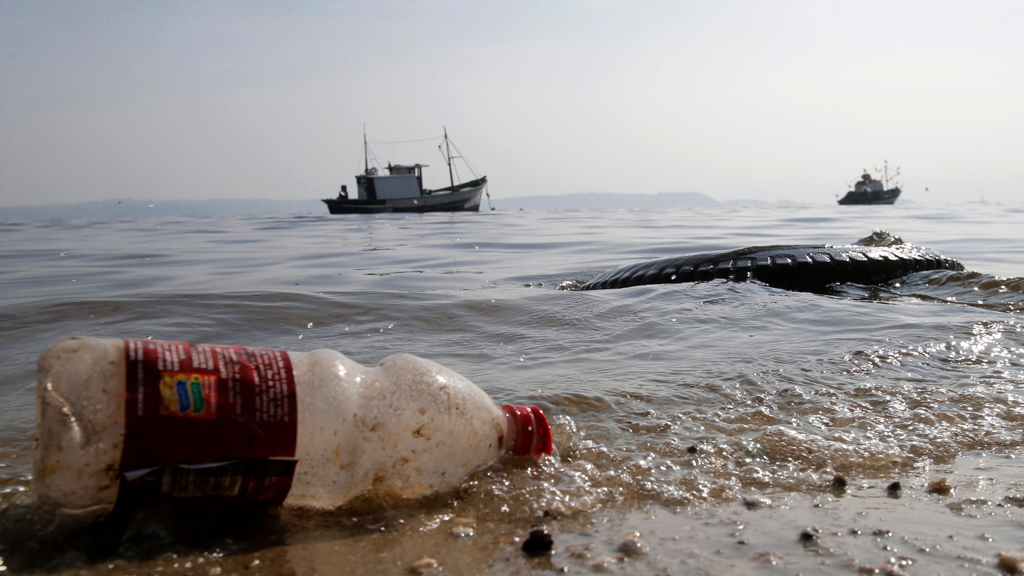 Pollution : Oui, des microparticules de plastique ont bien été retrouvées  dans des bouteilles d'eau