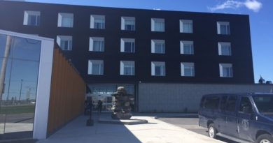 Silhouette d'une femme qui a son jeune enfant dans les bras, adossée contre le mur, dans un couloir. Elle se touche le front comme si elle avait mal à la tête.Ouvrir en mode plein écran Deux familles se retrouvent à vivre entre les murs de l’organisme almatois depuis près de trois mois. Photo : Getty Images / kieferpix