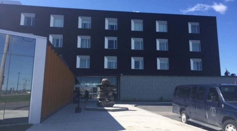 Silhouette d'une femme qui a son jeune enfant dans les bras, adossée contre le mur, dans un couloir. Elle se touche le front comme si elle avait mal à la tête.Ouvrir en mode plein écran Deux familles se retrouvent à vivre entre les murs de l’organisme almatois depuis près de trois mois. Photo : Getty Images / kieferpix