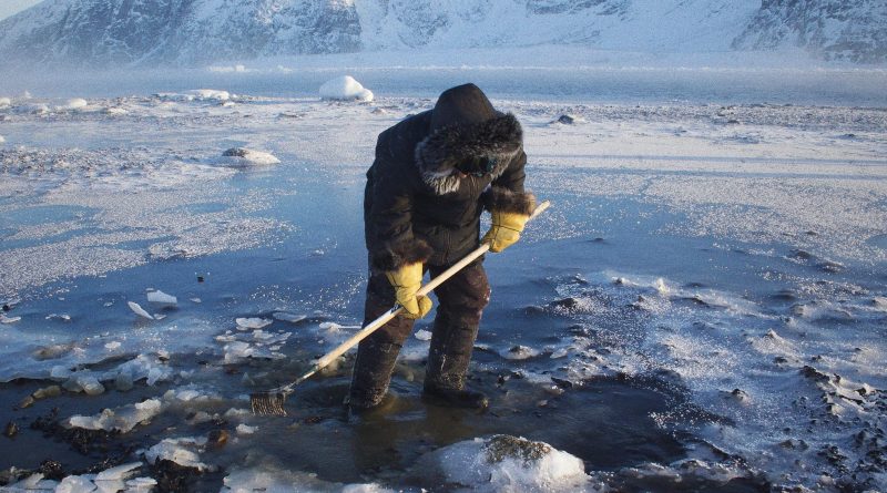 Un homme pêche des moules à proximité du village de Salluit, au Nunavik.