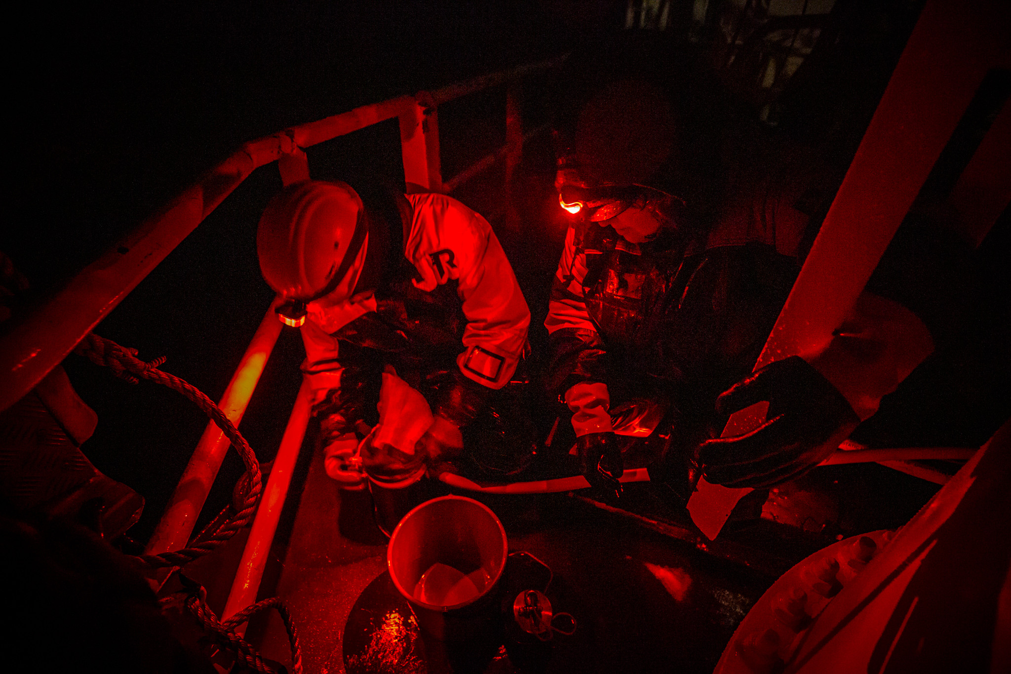 Les scientifiques prélèvent des échantillons à la lumière rouge, afin de ne pas perturber les recherches sur la pollution lumineuse. (Photo : Michael O. Snyder)