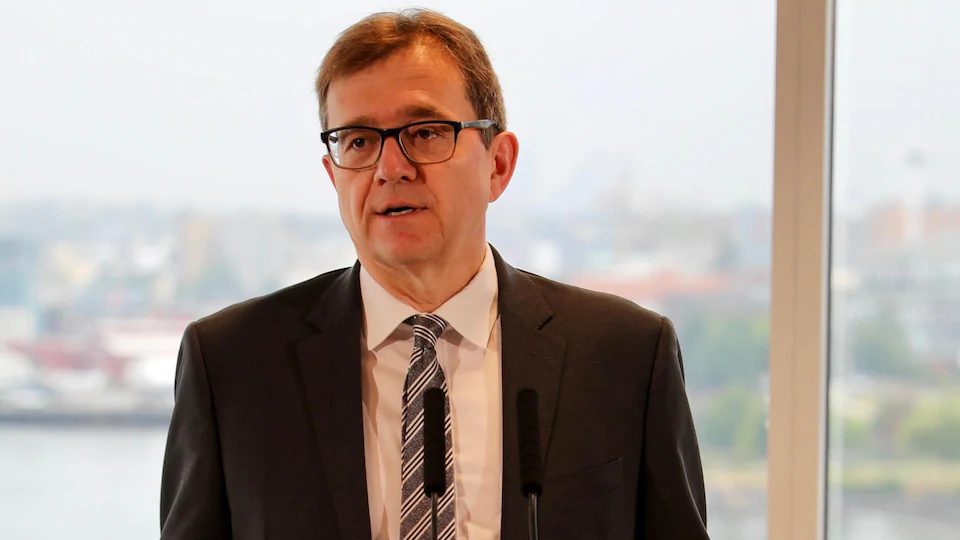Le ministre Jonathan Wilkinson regarde sur le côté.