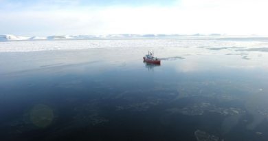 Un bâteau dans l'océan arctique.