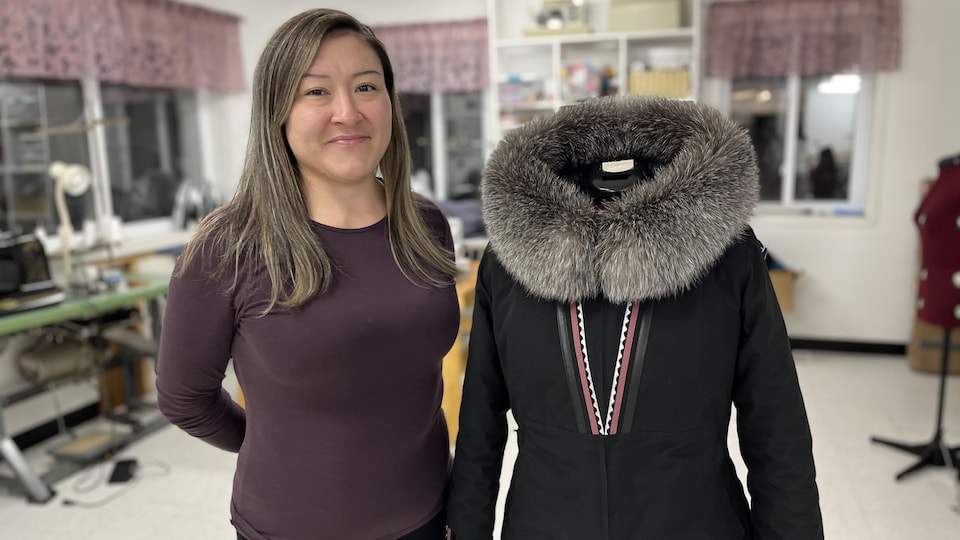 Nord québécois : des apprenties couturières perpétuent la fabrication  traditionnelle de parkas – Regard sur l'Arctique