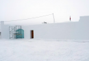 La construction du château de neige du Snowking va bon train à Yellowknife