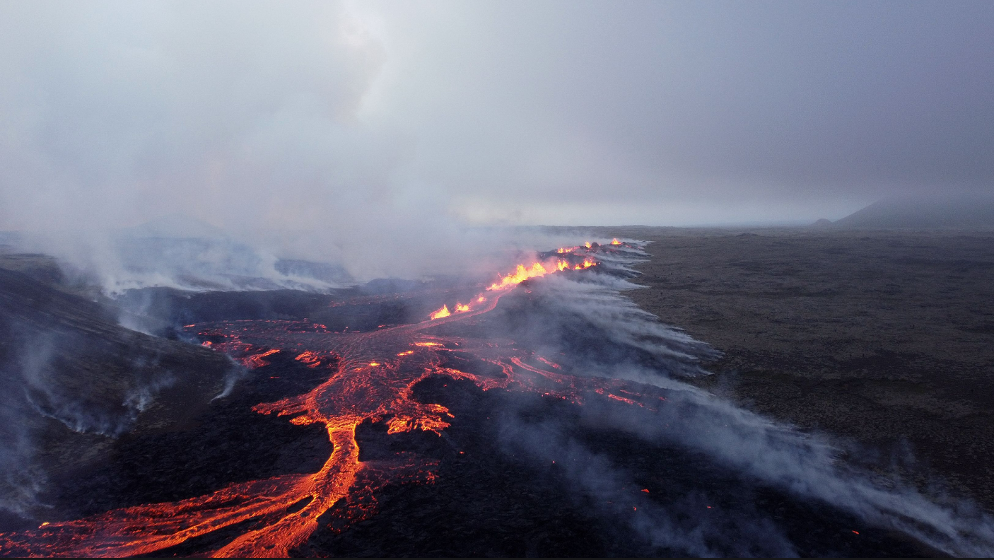 Eruption d'un volcan en Islande: spectacle de la lave de nuit
