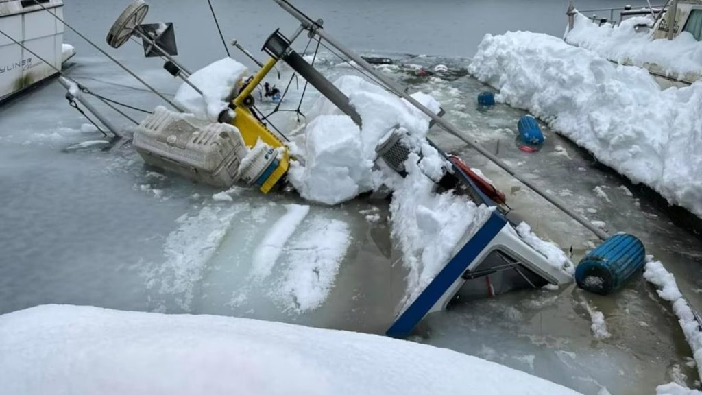 Une accumulation de neige importante fait sombrer des bateaux à Juneau