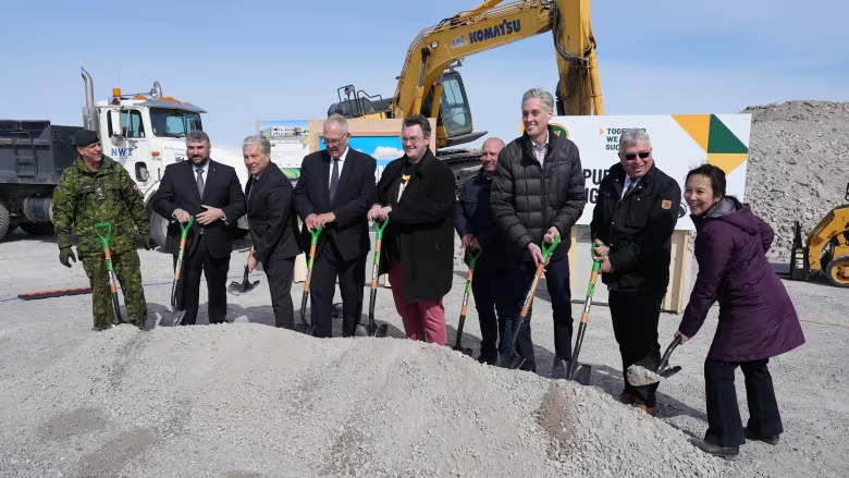 Pelletée de terre pour le nouveau bâtiment de la Défense nationale, à Yellowknife