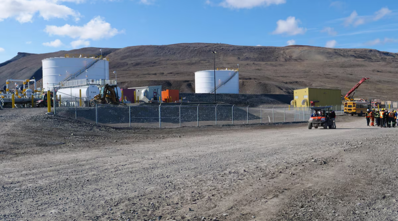 La station de ravitaillement maritime Nanisivik comprend quelques cuves pour ravitailler les navires en carburant. Photo d'archives. (Mario De Ciccio/Radio-Canada)
