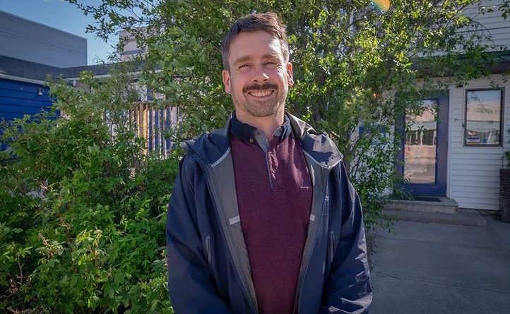 Antoine Gagnon, souriant à la caméra