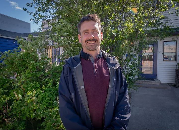 Antoine Gagnon, souriant à la caméra, à l'extérieur