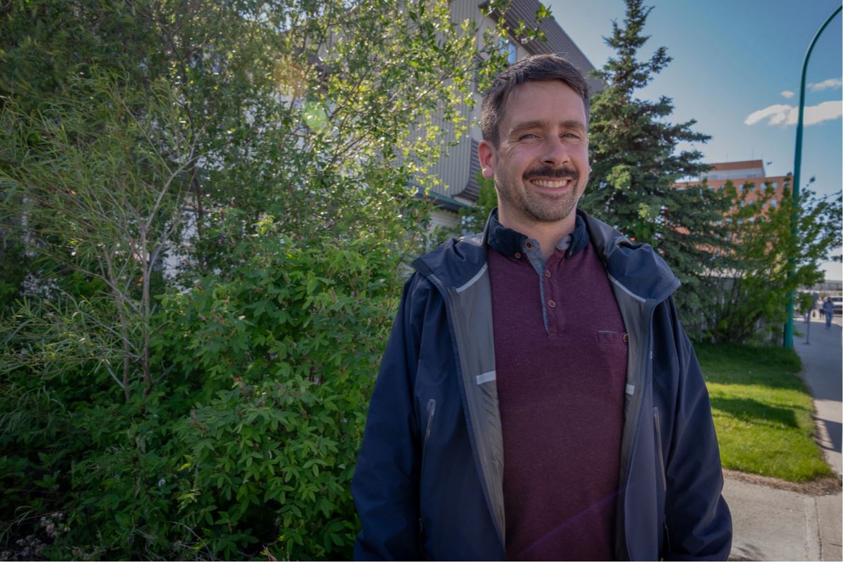 Antoine Gagnon, souriant, à l'extérieur