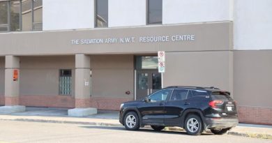 Un véhicule est stationné devant le bâtiment de l'Armée du Salut à Yellowknife.