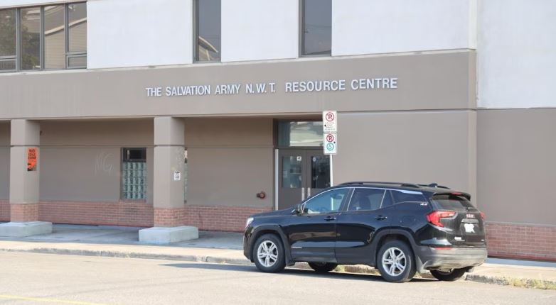 Un véhicule est stationné devant le bâtiment de l'Armée du Salut à Yellowknife.