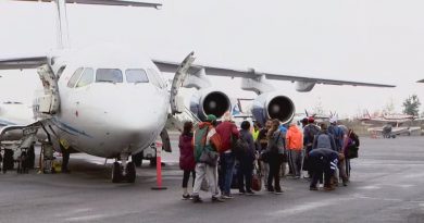 Des résidents de Yellowknife se préparent à monter à bord d'un avion, le 19 août 2023.