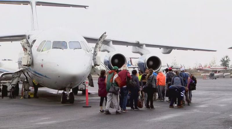 Des résidents de Yellowknife se préparent à monter à bord d'un avion, le 19 août 2023.