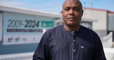 Francis Essebou, directeur général du Carrefour Nunavut, se tient devant l'édifice.