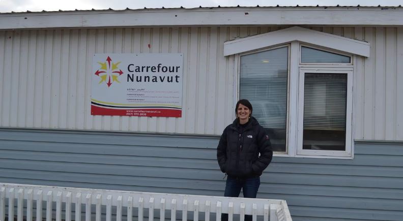 Danielle Samson se tient debout devant l'édifice de Carrefour Nunavut.