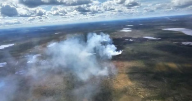 Vue aérienne de la fumée dans un espace vaste extérieur