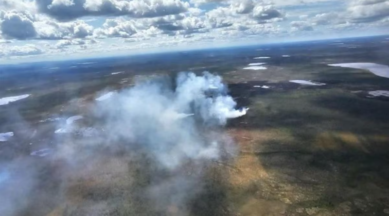 Vue aérienne de la fumée dans un espace vaste extérieur