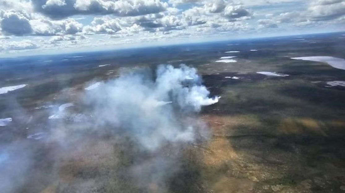 Vue aérienne de la fumée dans un espace vaste extérieur
