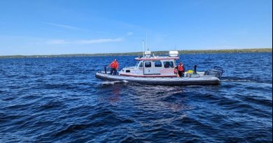 Des membres de l'équipage de la Station d'intervention militaire en Arctique sur un bâteau.