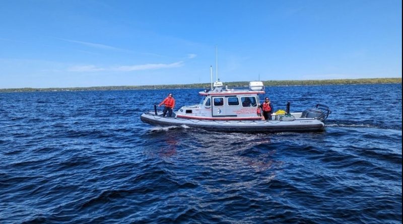 Des membres de l'équipage de la Station d'intervention militaire en Arctique sur un bâteau.