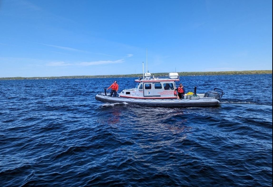 Des membres de l'équipage de la Station d'intervention militaire en Arctique sur un bâteau.