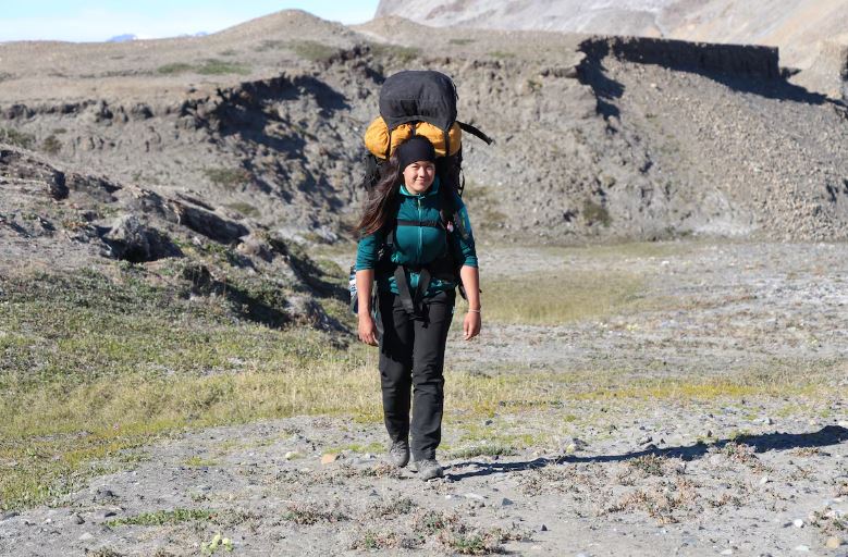 Une femme marche dans la toundra dans le parc national Quttinirpaaq, au Nunavut, durant l'été 2014.