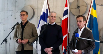 De gauche à droite, le président finlandais Alexander Stubb, le Premier ministre norvégien Jonas Gahr Støre et le Premier ministre suédois Ulf Kristersson lors de leur visite au quartier général opérationnel des forces armées norvégiennes à Bodø, en Norvège.