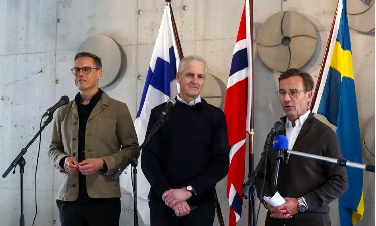De gauche à droite, le président finlandais Alexander Stubb, le Premier ministre norvégien Jonas Gahr Støre et le Premier ministre suédois Ulf Kristersson lors de leur visite au quartier général opérationnel des forces armées norvégiennes à Bodø, en Norvège.