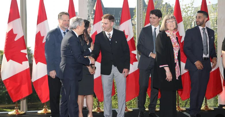Pierre Cook avec le premier ministre Justin Trudeau et le ministre de l’Innovation, des Sciences et de l’Industrie, François-Philippe Champagne.