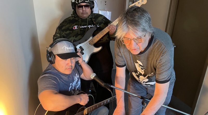 Un pôle musical au Nunavut grâce à un groupe local et à un producteur de Nickelback