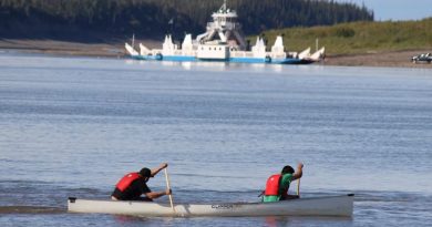 Deux personnes pagaient sur le fleuve Mackenzie, près de Tsiigehtchic.