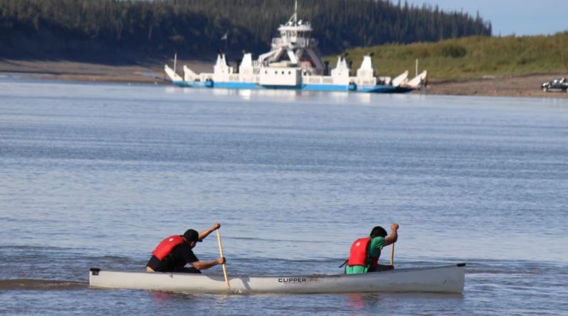 Deux personnes pagaient sur le fleuve Mackenzie, près de Tsiigehtchic.