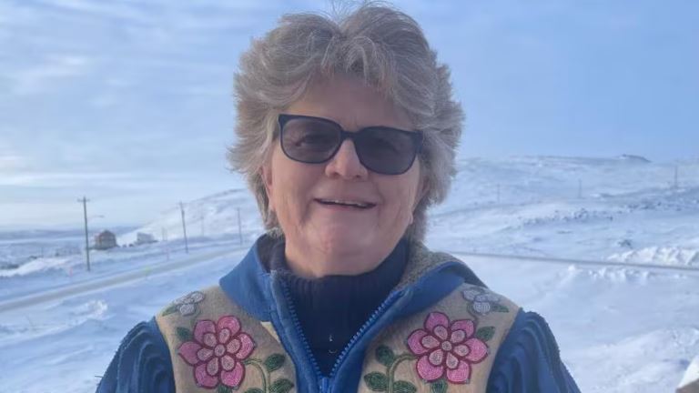 Anne Crawford portant une veste brodée, en hiver, à Iqaluit, au Nunavut.