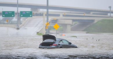Une voiture est prise dans l'eau.