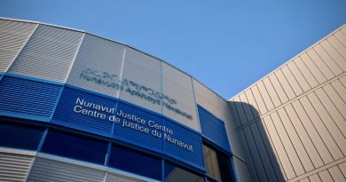 Immage d'un immeuble où il est inscrit Centre de justice du Nunavut