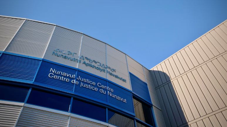 Immage d'un immeuble où il est inscrit Centre de justice du Nunavut