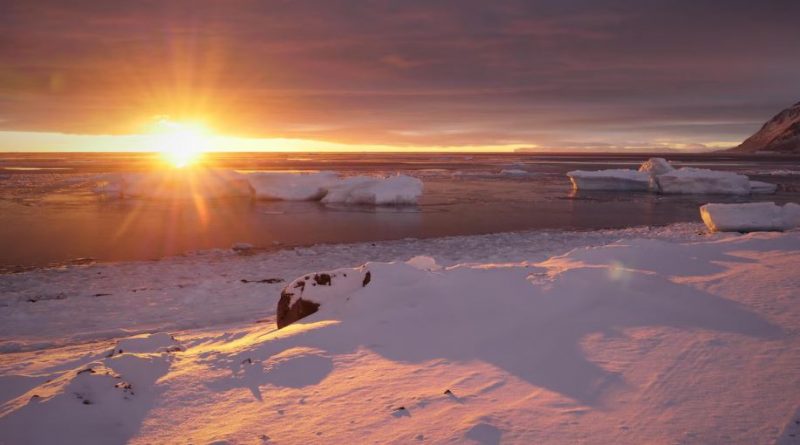 Coucher du soleil à l'horizon d'un paysage arctique, en 2021.