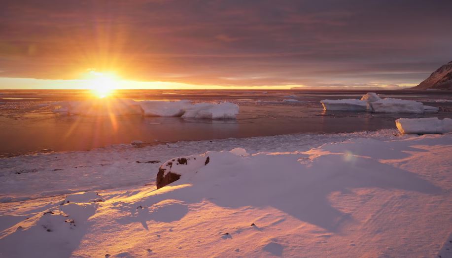 Coucher du soleil à l'horizon d'un paysage arctique, en 2021.