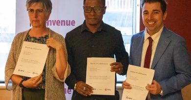 Trois personnes tiennent une feuille.